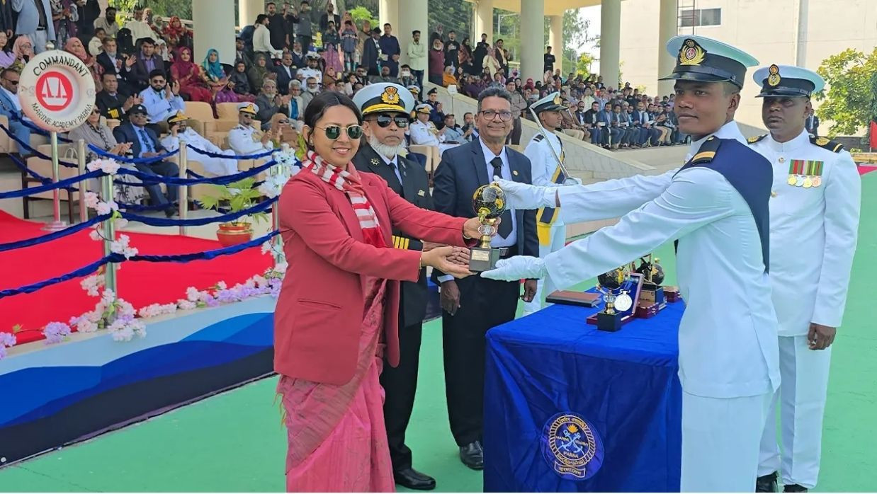 সাফল্যের স্বীকৃতিস্বরূপ ক্যাডেটের হাতে পদক তুলে দেন নৌপরিবহন মন্ত্রণালয়ের সচিব ড. নূরুন্নাহার চৌধুরী