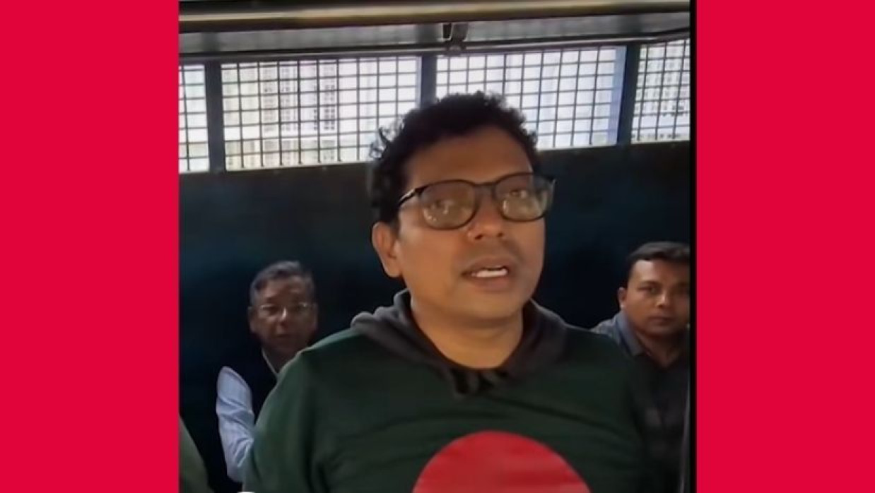 প্রিজনভ্যানে লাল সবুজ টি-শার্ট পড়ে দাঁড়িয়ে আছেন জুনাইদ আহমেদ পলক