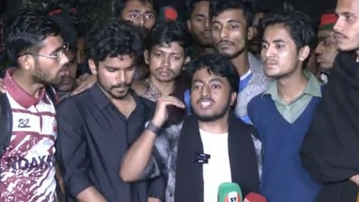 কথা বলছেন আন্দোলনকারীরা