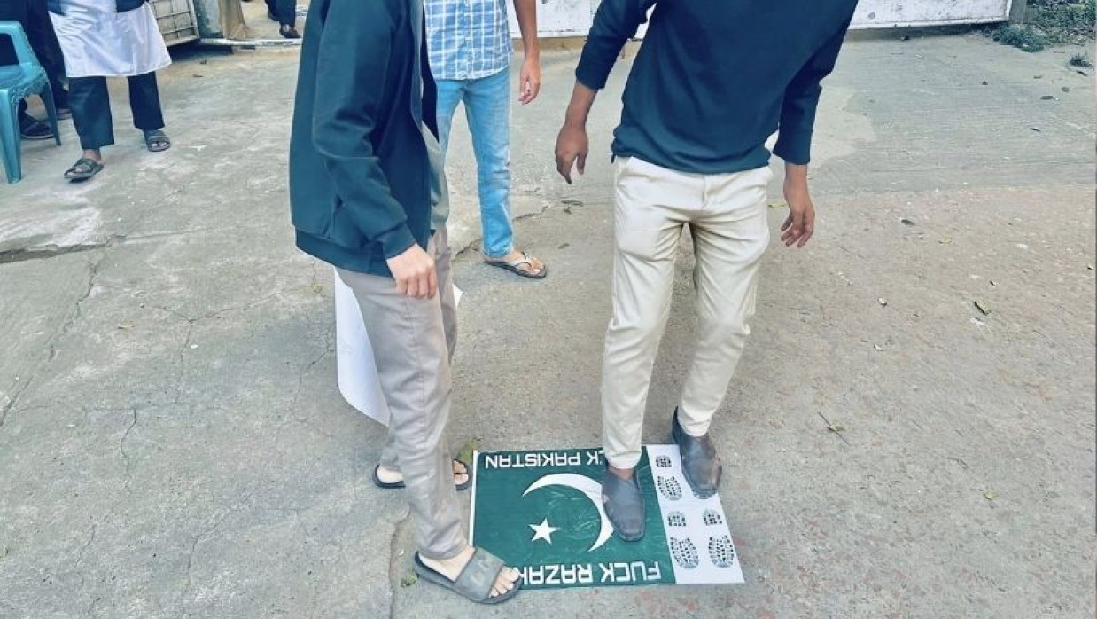 পাকিস্তানের পতাকা পদদলিত 