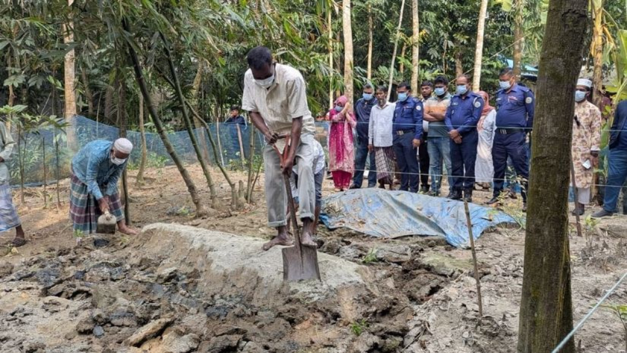 পটুয়াখালী মরদেহ উত্তোলন করেছে প্রশাসন