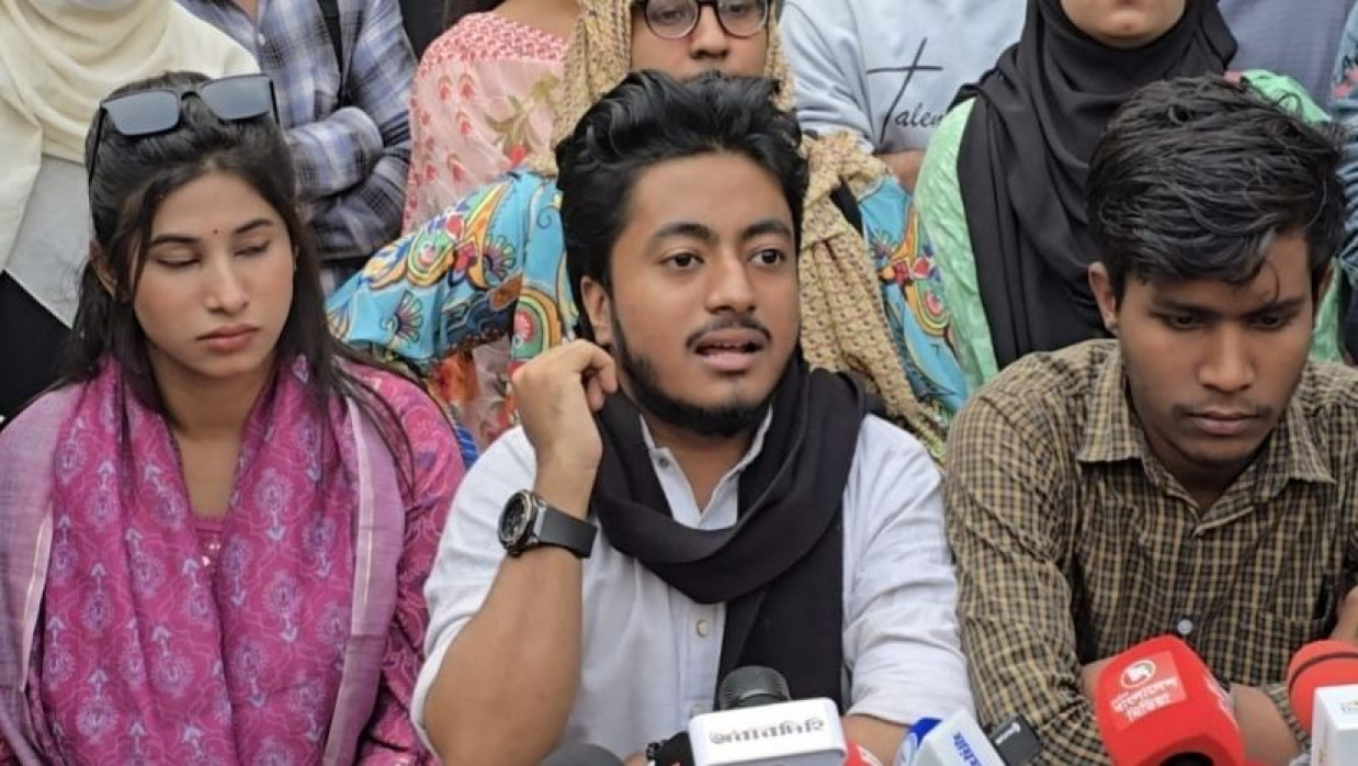 সংবাদ সম্মেলনে