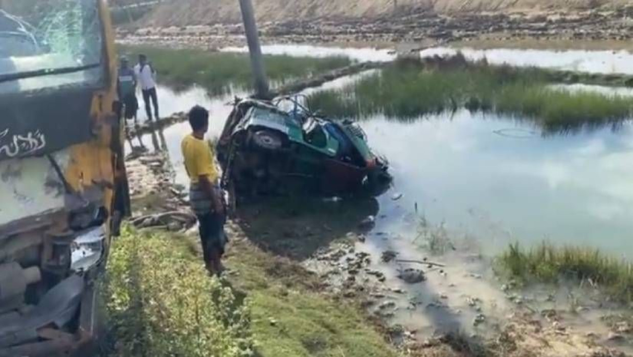 ট্রাকের ধাক্কায় সিএনজিটি সড়কের পাশে খাদে পড়ে যায়