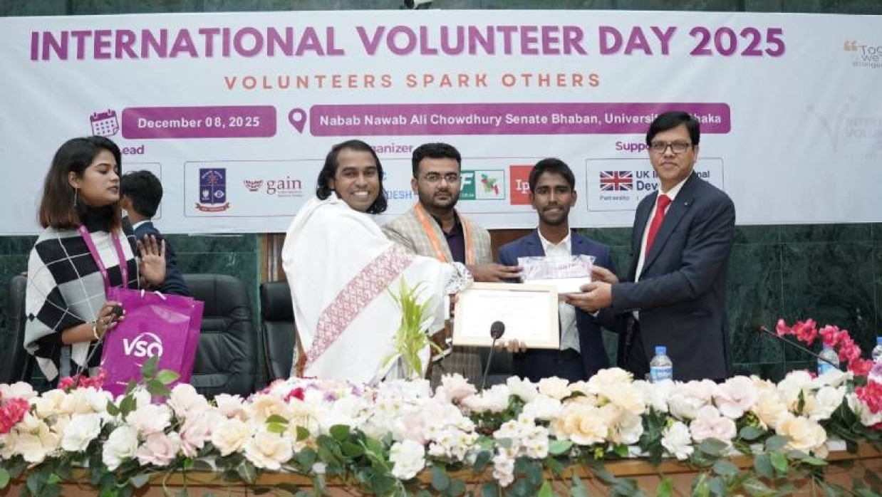 ঢাবির সিনেট ভবনে উজ্জল মিয়ার হাতে পুরস্কার তুলে দেন যুব ও ক্রীড়া মন্ত্রণালয়ের যুগ্ম সচিব ড. শেখ মোহাম্মদ জোবায়েদ হোসেন