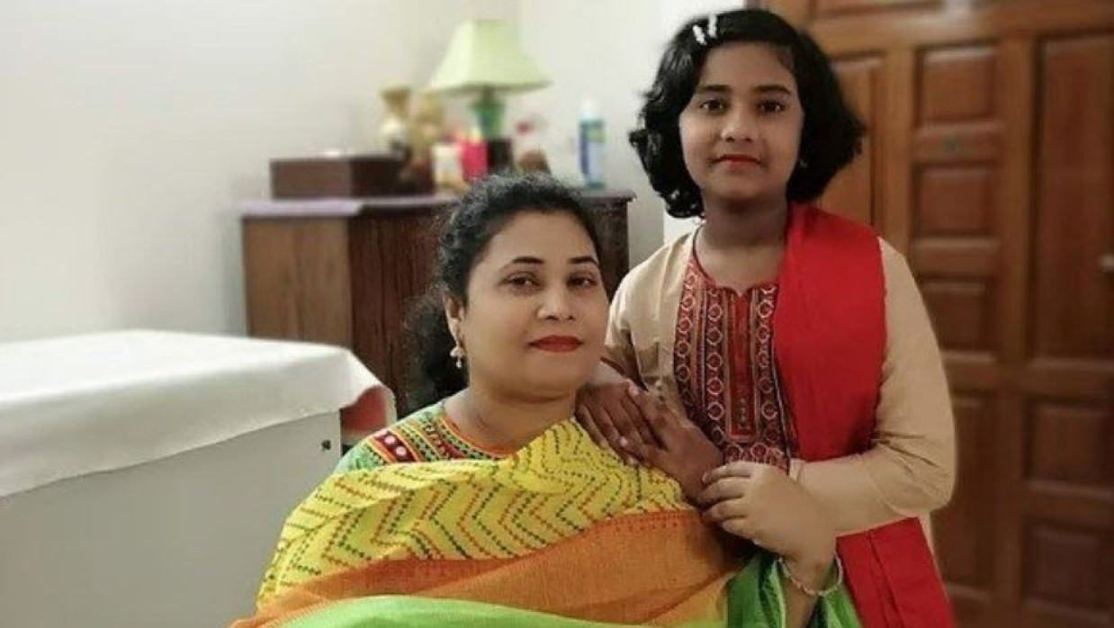 নিহত লায়লা আফরোজ (৪৮) ও মেয়ে নাফিসা লাওয়াল বিনতে আজিজ (১৫)