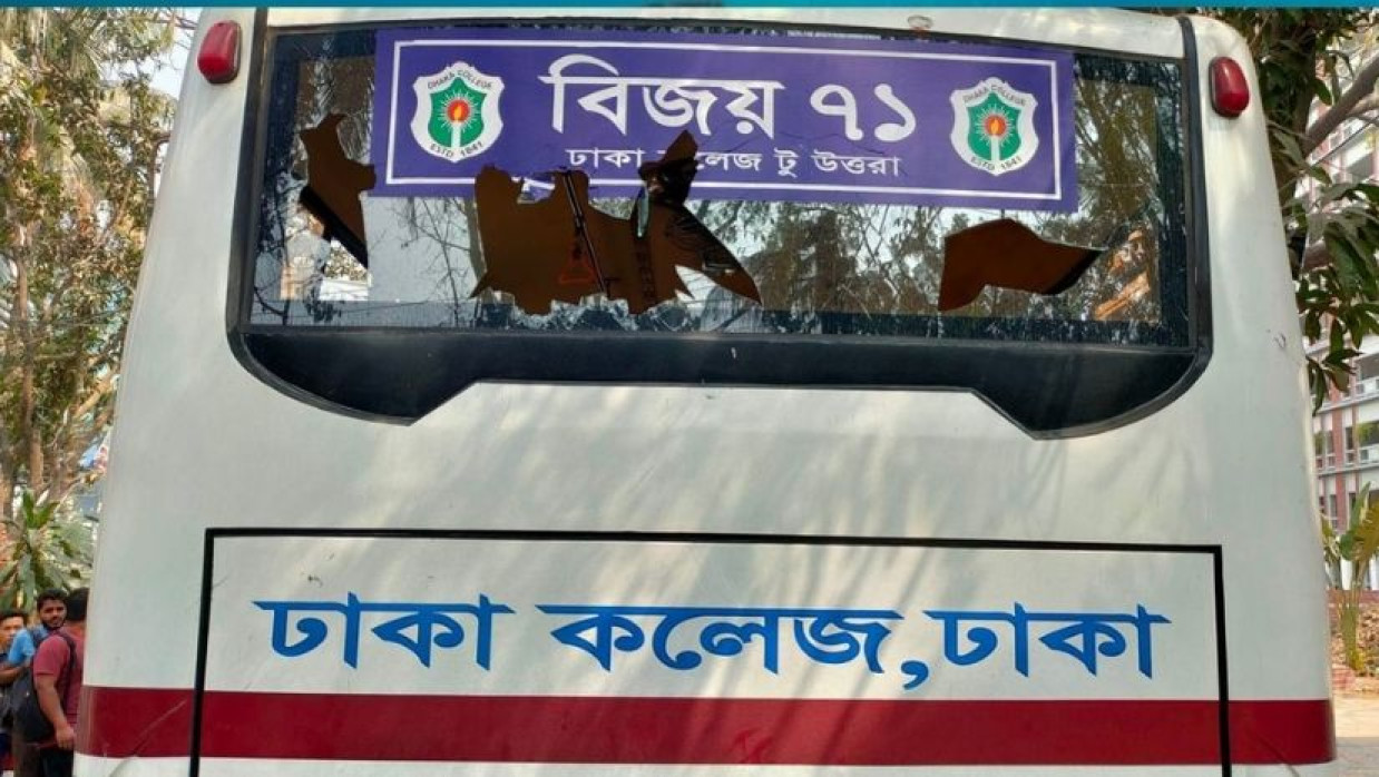 ভাঙচুর করা বাস