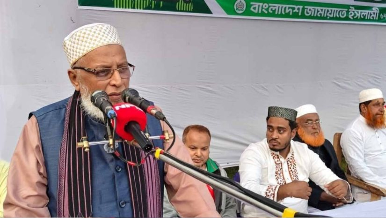 জামায়াত প্রার্থী বক্তব্য রাখছেন