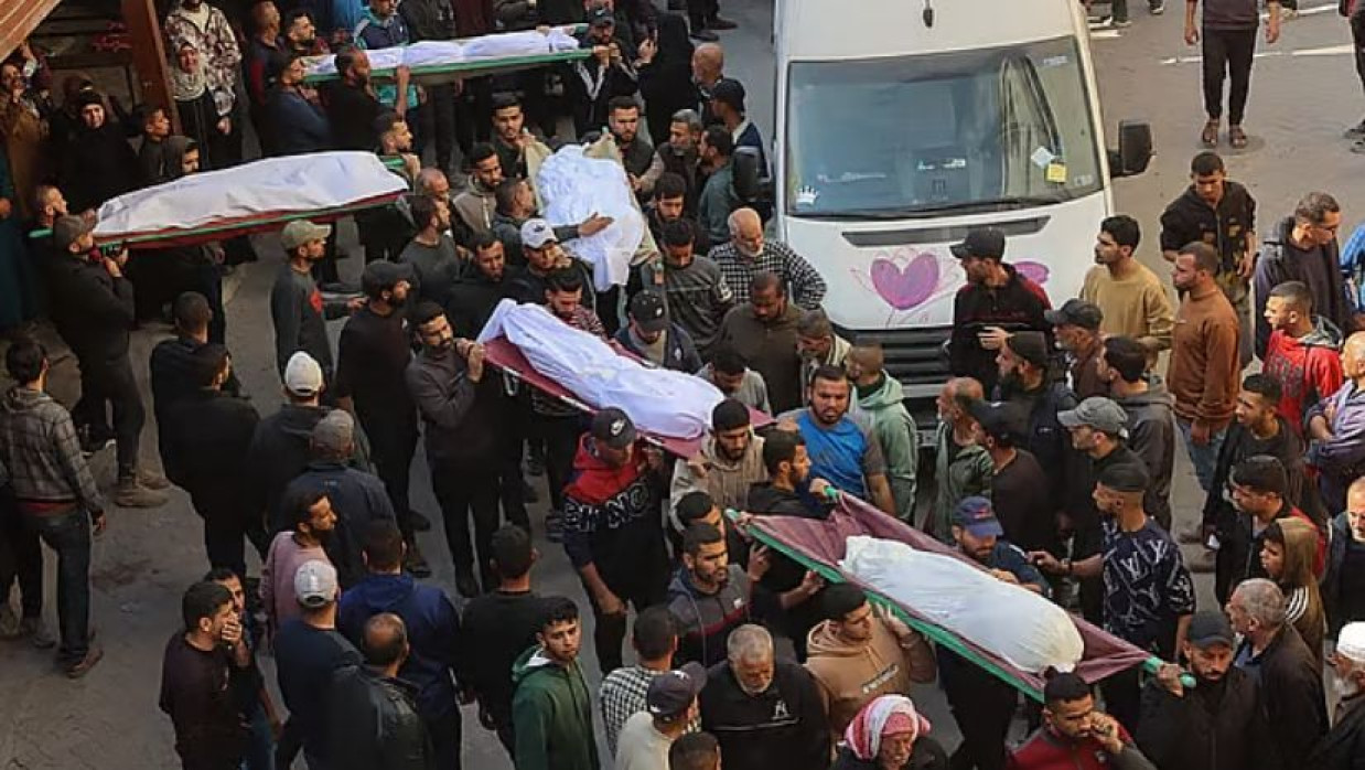 ইসরায়েলি হামলায় নিহত ফিলিস্তিনিদের মরদেহ দাফনের জন্য হাসপাতাল থেকে নিয়ে যাওয়া হচ্ছে