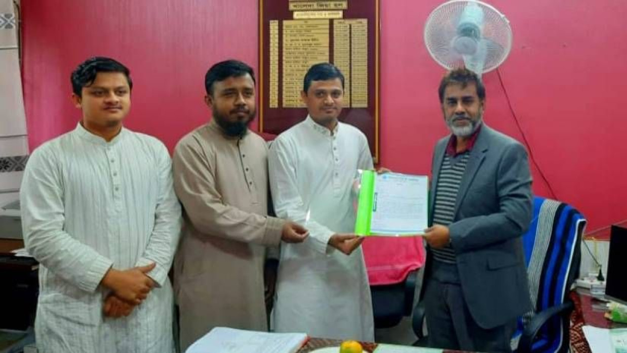 খালেদা জিয়া হলের প্রভোস্ট অধ্যাপক ড. জালাল উদ্দীনের কাছে স্মারকলিপি দিচ্ছেন শিবিরের নেতারা