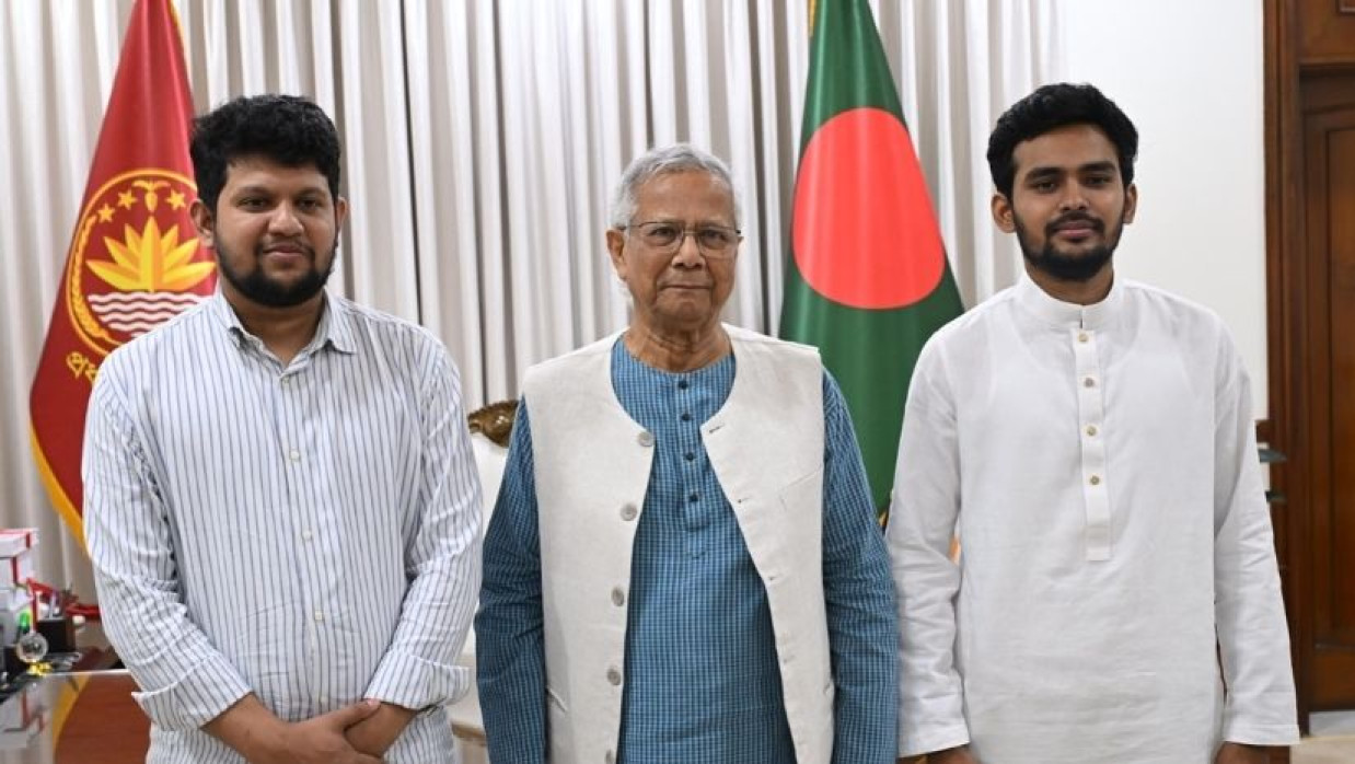 ড. মুহাম্মদ ইউনূস, মাহফুজ আলম ও আসিফ মাহমুদ