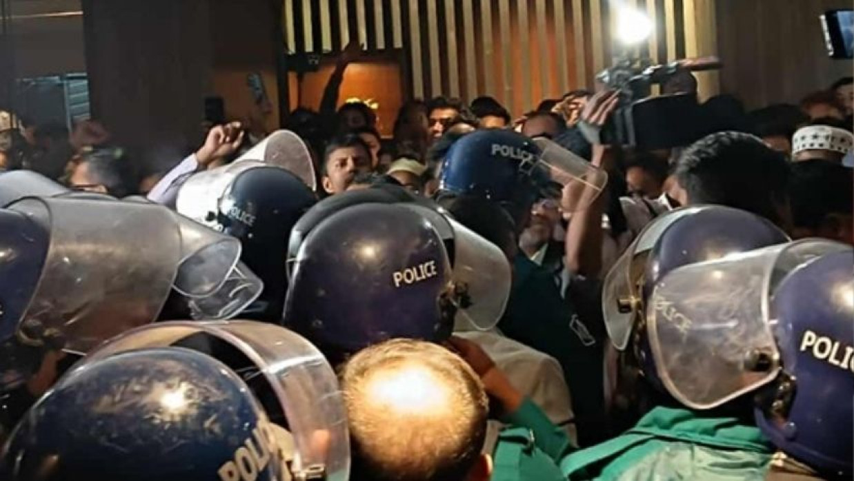 বিক্ষোভকারী জনতাকে ছত্রভঙ্গ করছেন পুলিশ