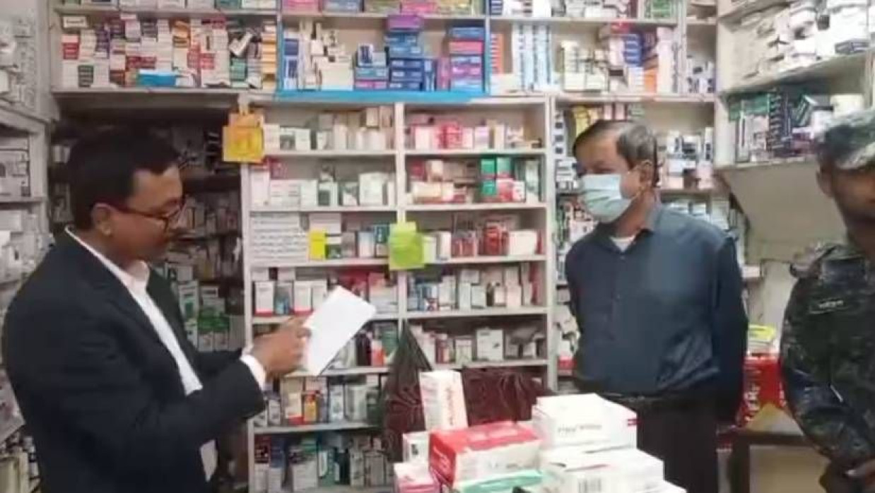 চিকিৎসকের পরিচয়ে রোগী দেখা, অ্যান্টিবায়োটিকসহ বিভিন্ন ওষুধ প্রেসক্রাইব করার অভিযোগে এক ফামের্সি মালিককে (মাস্ক পরা) জরিমান করা হয়