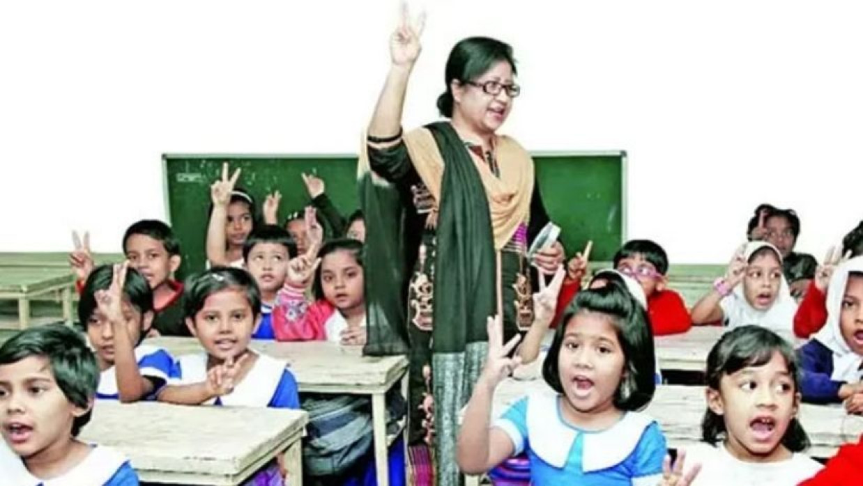 শ্রেণিকক্ষে ক্লাস নিচ্ছেন শিক্ষক