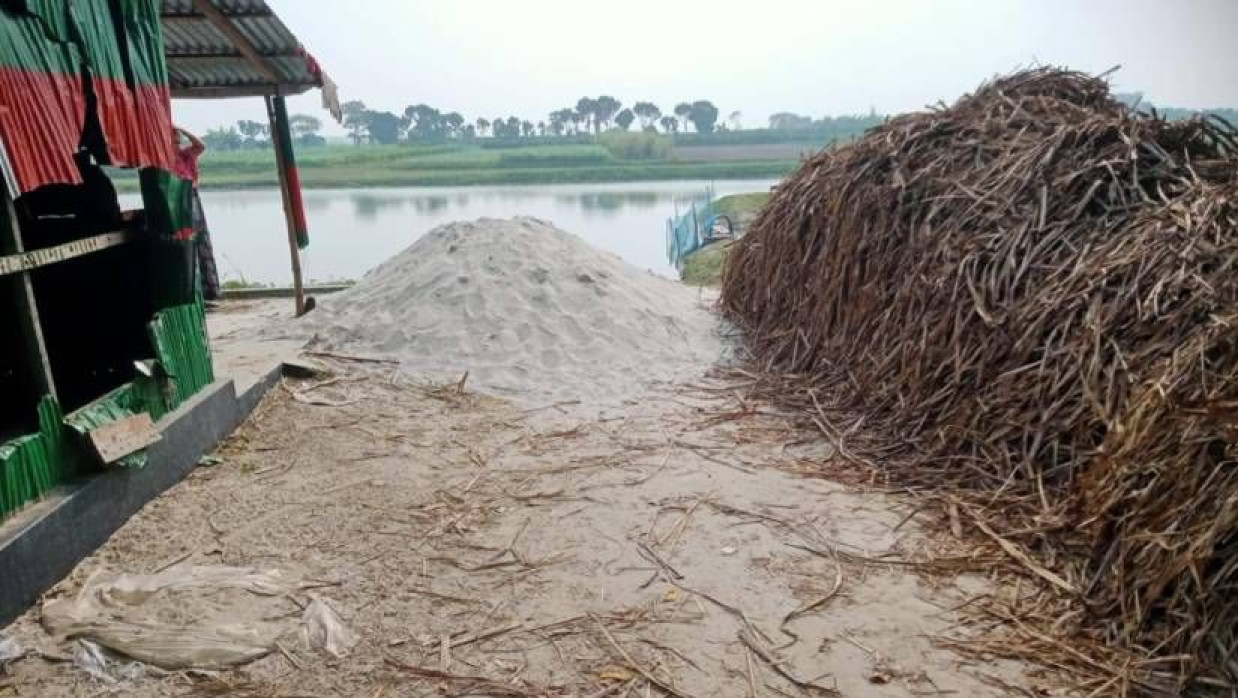 রাস্তা দুটি ইউনিয়ন পরিষদের চেয়ারম্যান তোফাজ্জল হোসেনের ব্যক্তিগত পুকুরে গিয়ে শেষ হয়েছে