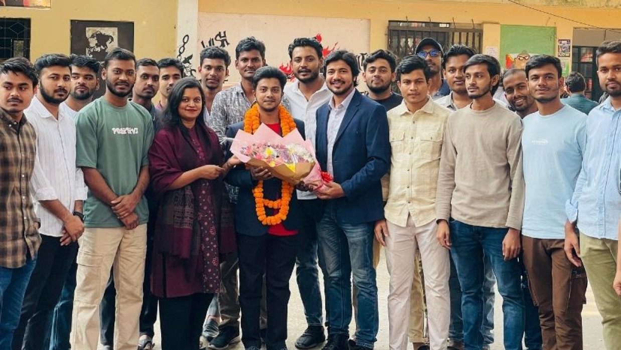 ফুল দিয়ে তাকে আনুষ্ঠানিকভাবে বরণ