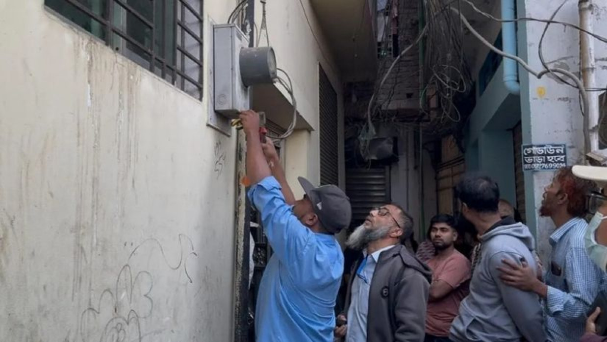 ভূমিকম্পে হেলে পড়া ভবনের বিদ্যুৎ–গ্যাস বিচ্ছিন্ন করল রাজউক