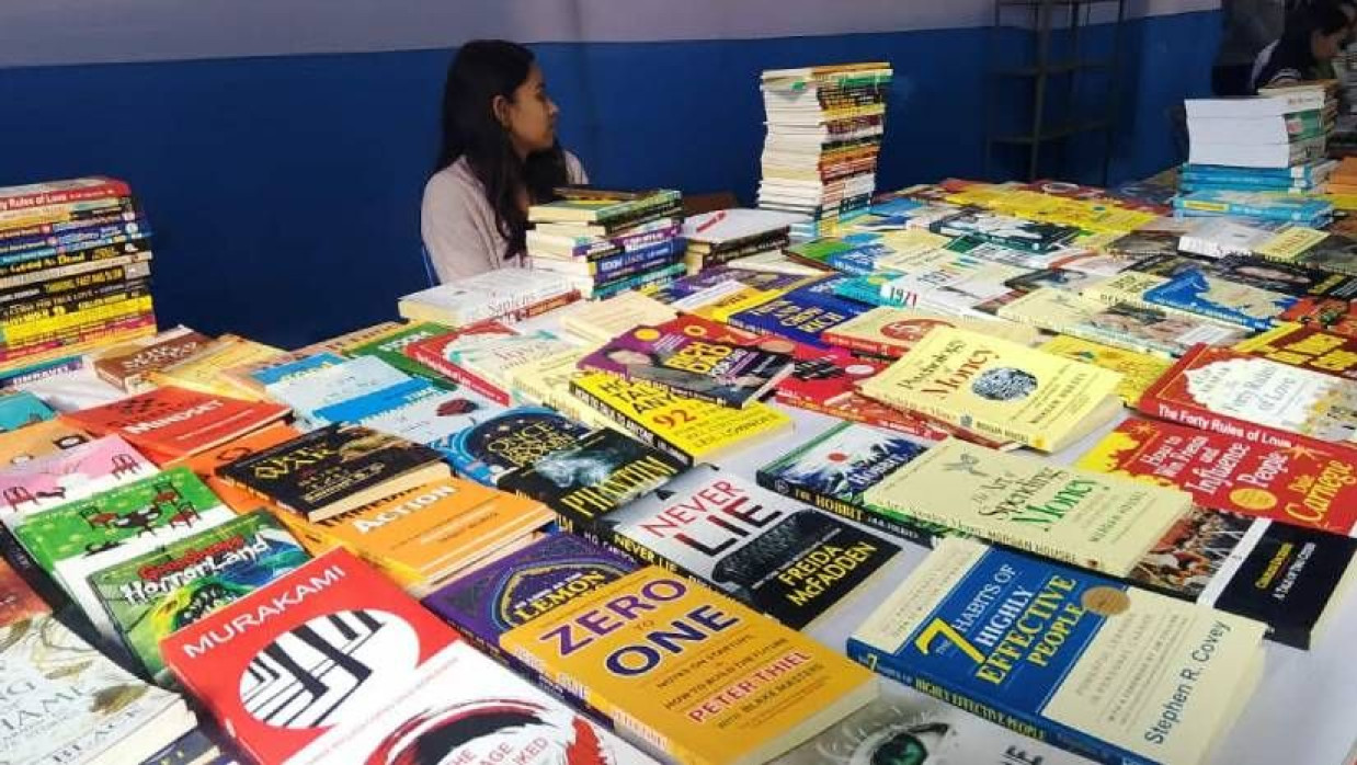 রাজশাহী বিশ্ববিদ্যালয় বইমেলা ২০২৫-এর একটি স্টল 