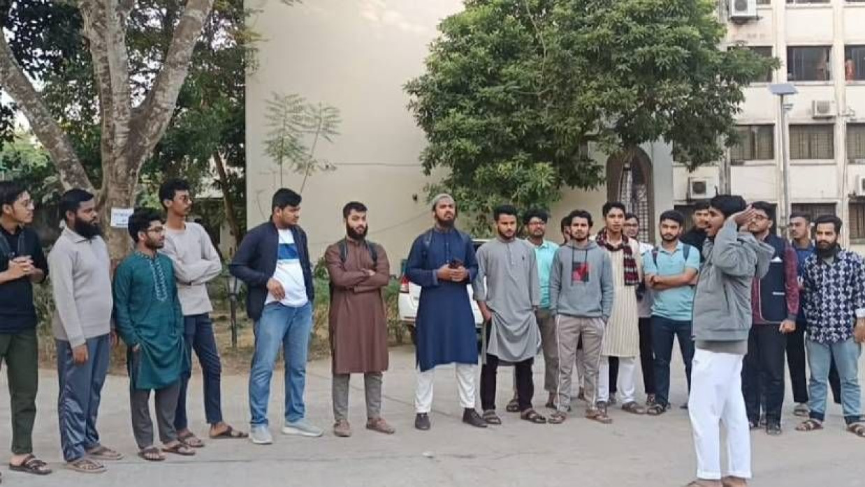 বিশ্ববিদ্যালয়ের শহীদ আব্দুল কাইয়ুম চত্বরে মানববন্ধনে শিক্ষার্থীরা