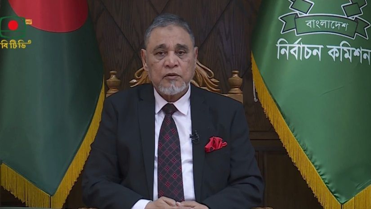 প্রধান নির্বাচন কমিশনার (সিইসি) এ এম এম নাসির উদ্দিন জাতির উদ্দেশ্যে ভাষণ দেন