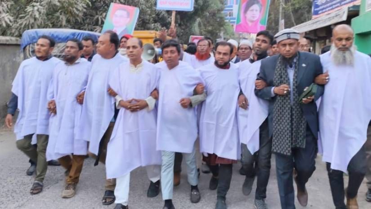 কাফনের কাপড় জড়িয়ে বিক্ষোভ করেন উপজেলা বিএনপি ও অঙ্গসংগঠনের নেতা-কর্মীরা