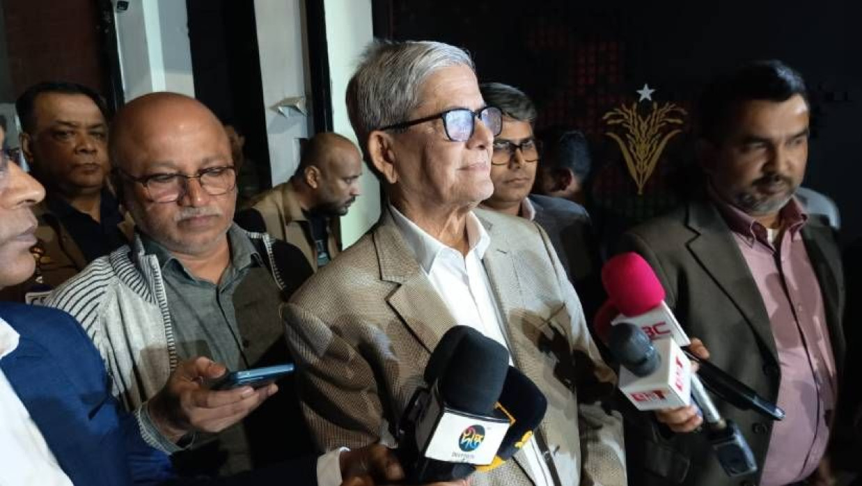 তফসিল ঘোষণার পর সাংবাদিকদের সঙ্গে কথা বলছেন মির্জা ফখরুল ইসলাম আলমগীর