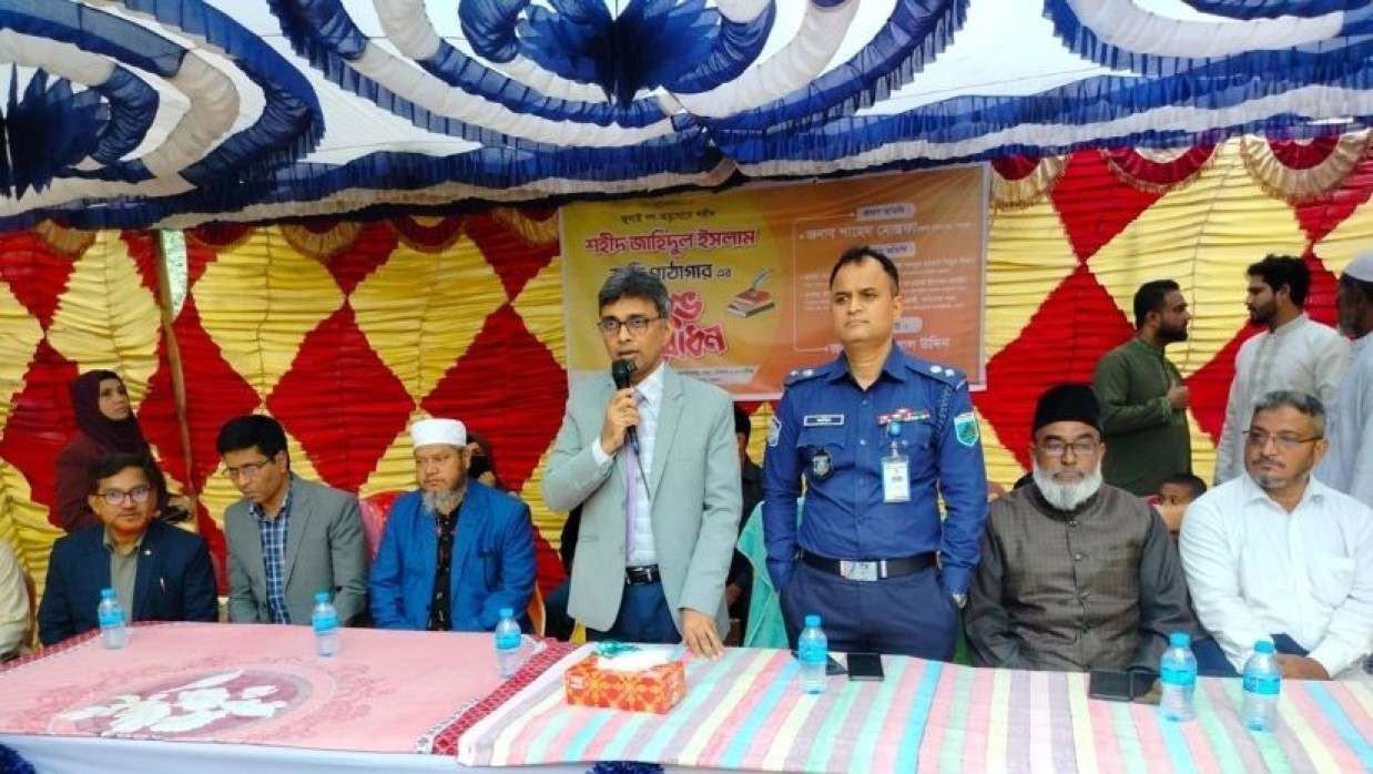 শহীদ জাহিদুল স্মৃতি পাঠাগার উদ্বোধনের পর বক্তব্য রাখছেন জেলা প্রশাসক শাহেদ মোস্তফা