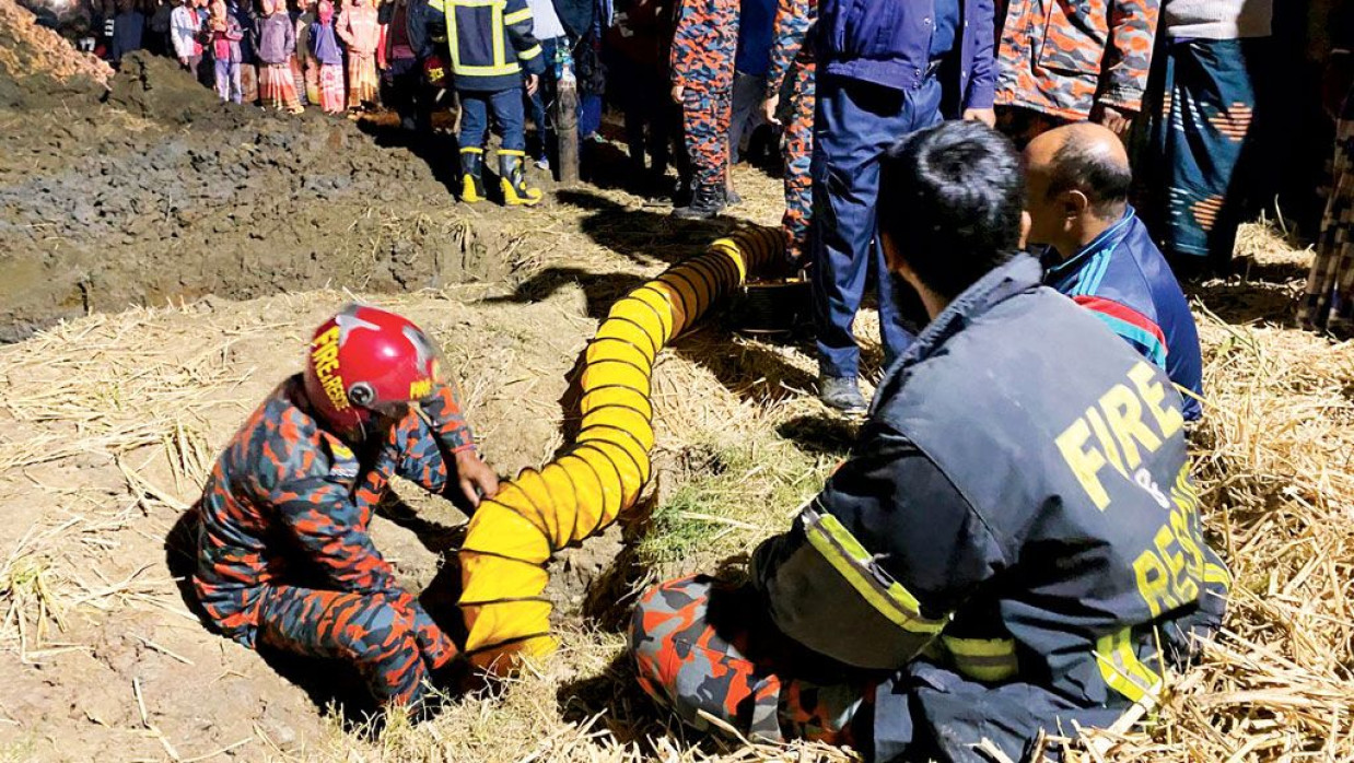 শিশুটিকে ৩২ ঘণ্টা পর অচেতন অবস্থায় উদ্ধার করেছে ফায়ার সার্ভিস