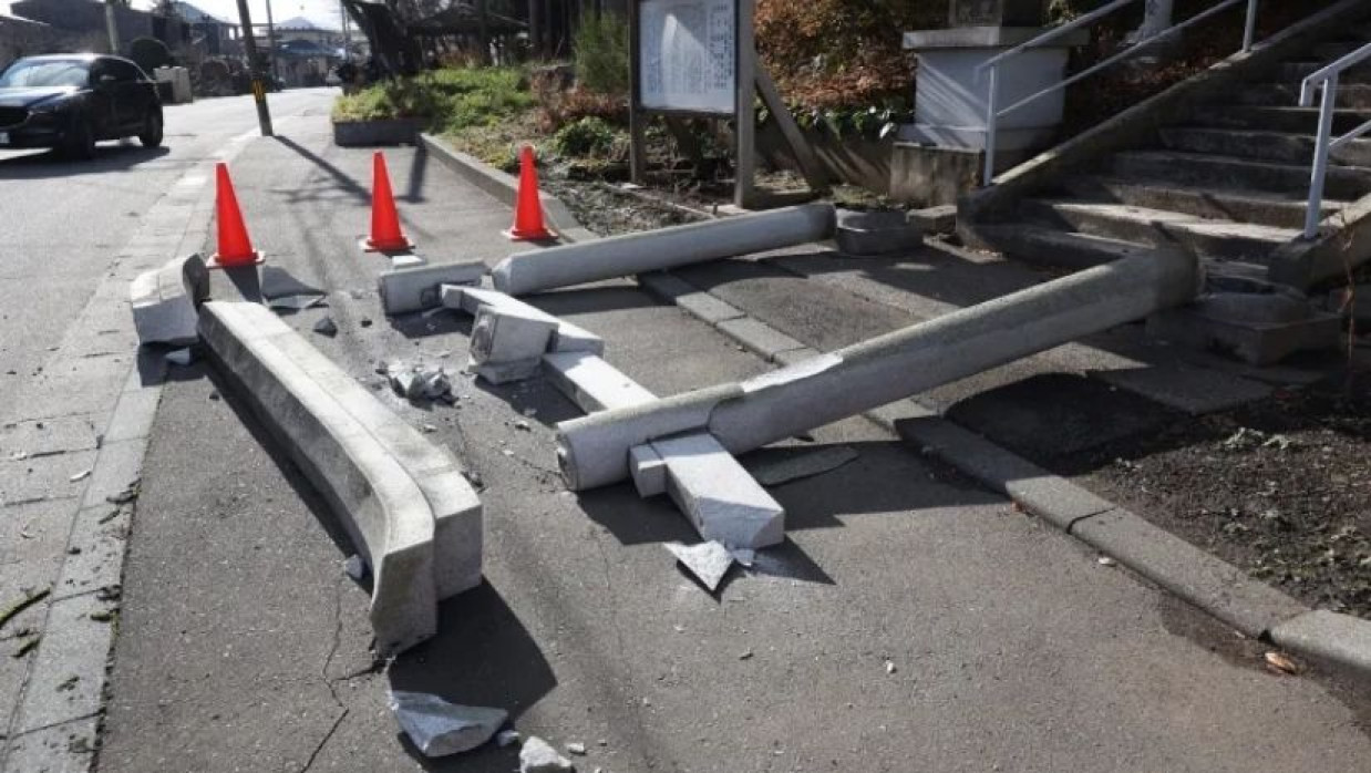 জাপানে ভূমিকম্পের পর ভেঙে পড়া গেট