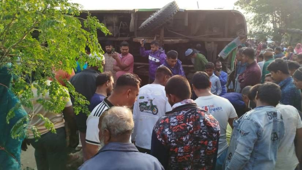 ইজিবাইককে ধাক্কা দিয়ে উল্টে যায় বাসটি 