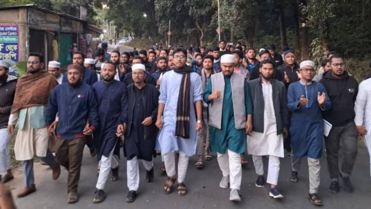 ওসমান হাদির ওপর গুলিবর্ষণের প্রতিবাদে বিক্ষোভ মিছিল বের করেন চাকসুর নেতারা