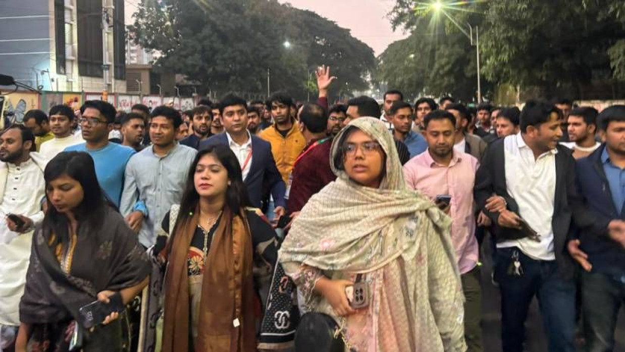 ঢামেক হাসপাতাল চত্বরে বিক্ষোভ মিছিল করেন ছাত্রদলের নেতাকর্মীরা