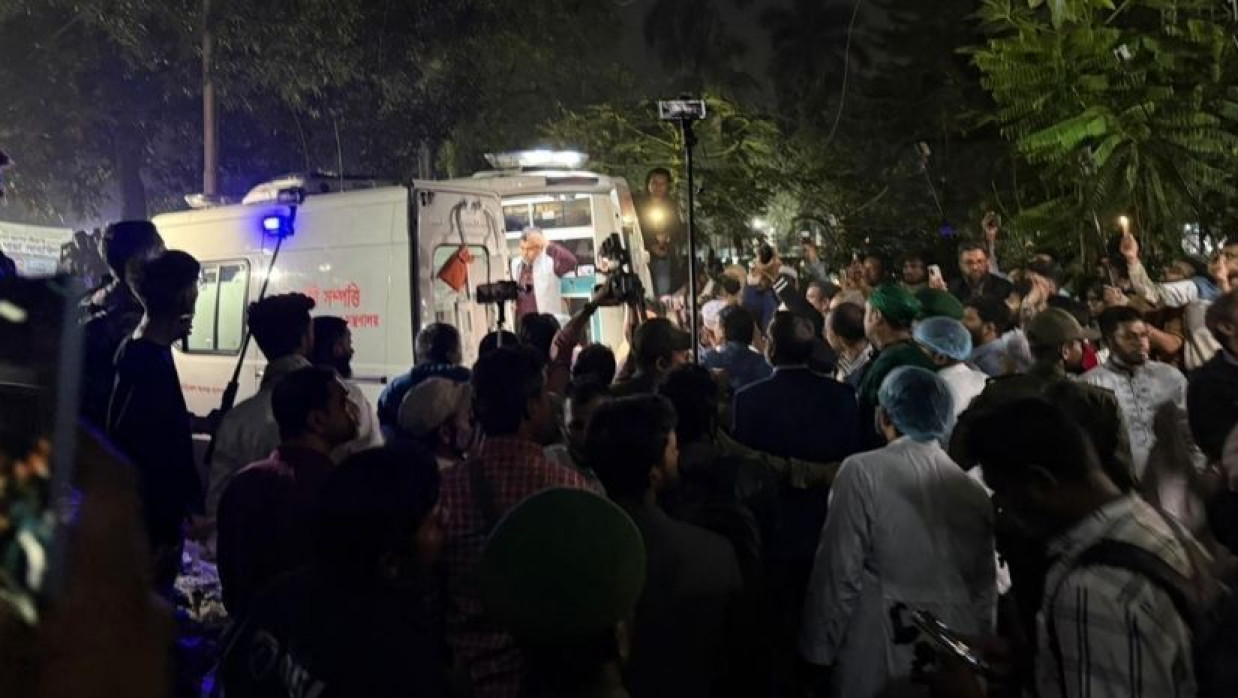 ওসমান হাদিকে বহন করা অ্যাম্বুলেন্স