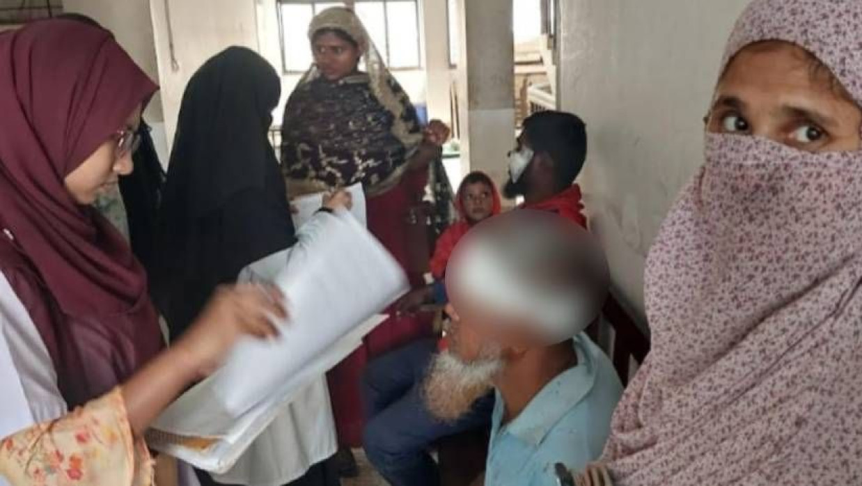 হাসপাতালে চিকিৎসা নিচ্ছেন একজন