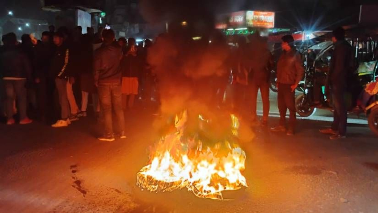 ওসমান হাদিকে গুলিবিদ্ধ করার ঘটনায় কুড়িগ্রাম-রংপুর মহাসড়কে টায়ার জ্বালিয়ে অবরোধ করেন  বিক্ষোভকারী