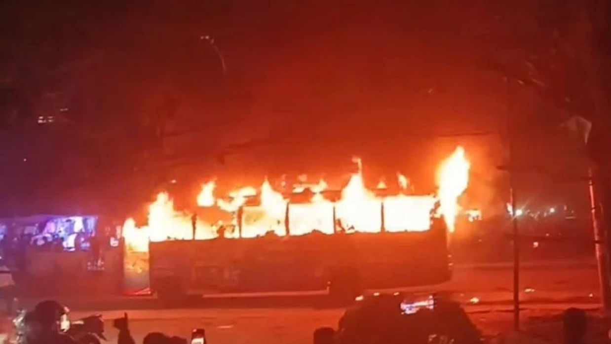 চলন্ত বাসে আগুন