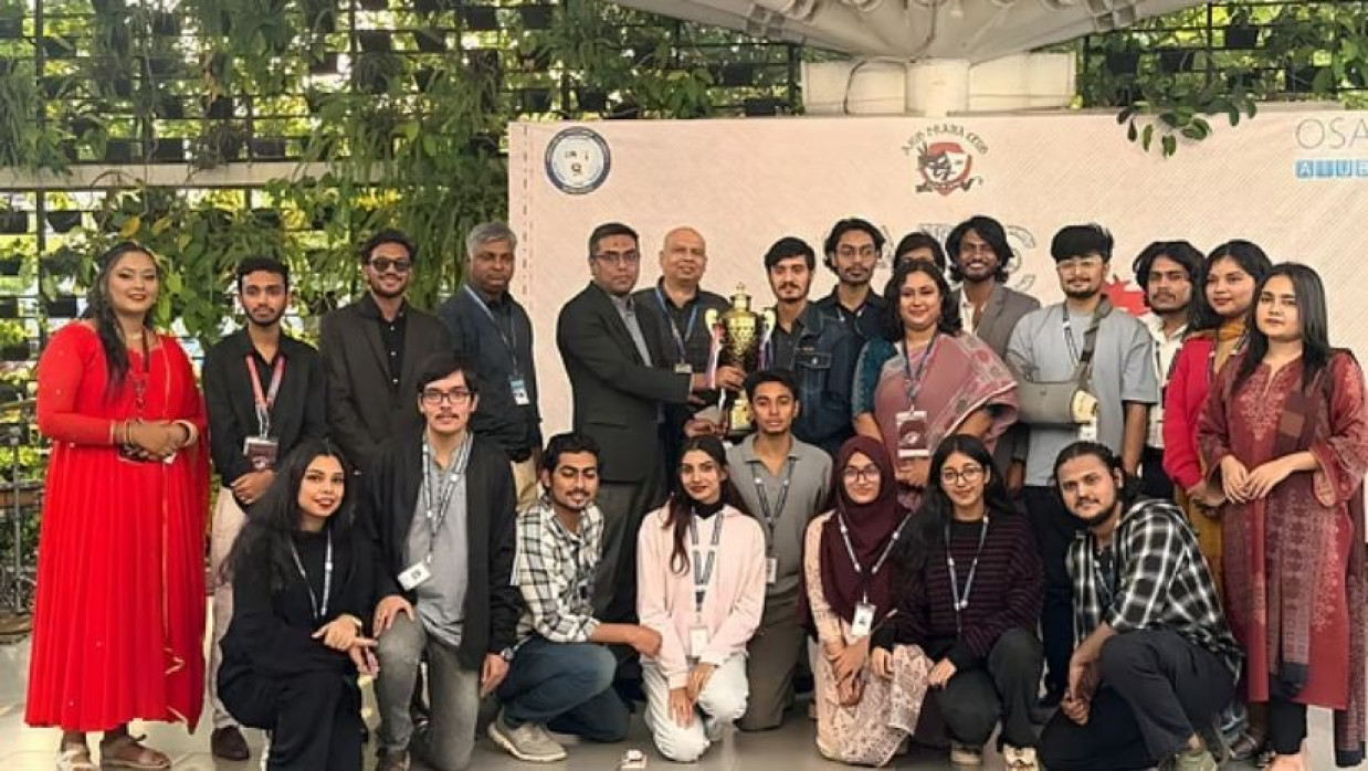 পুরস্কার গ্রহণ করছেন ‘সুলতানার স্বপ্ন’ নাটকের সঙ্গে সংশ্লিষ্টরা