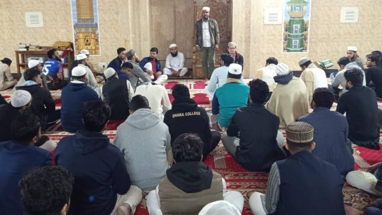 ঢাকা কলেজ কেন্দ্রীয় মসজিদে দোয়া মাহফিলে শিবিরের নেতাকর্মীরা