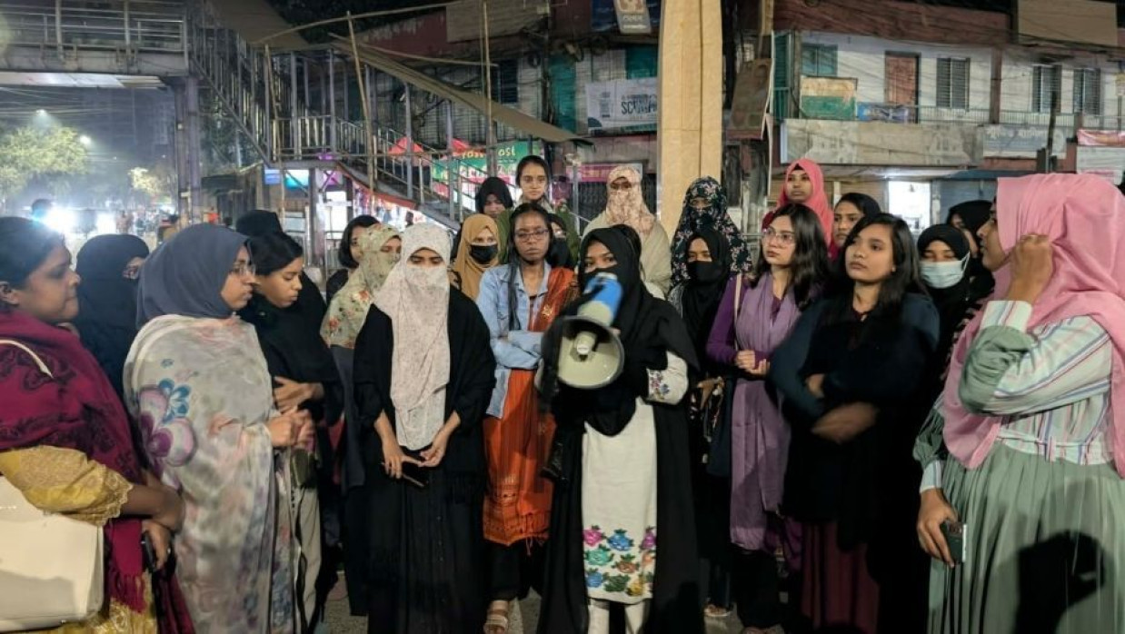 বাহাদুর শাহ পার্ক এলাকায় বিশ্বজিৎ চত্ত্বরে এসে নওয়াব ফয়জুন্নেসা চৌধুরানী হলের শিক্ষার্থীরা