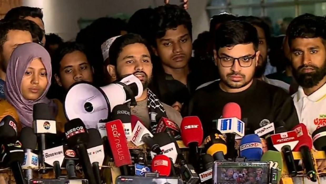 এভারকেয়ার হাসপাতালের সামনে প্রেস ব্রিফিংয়ে কথা বলেন ইনকিলাব মঞ্চের সদস্য সচিব আবদুল্লাহ আল জাবের