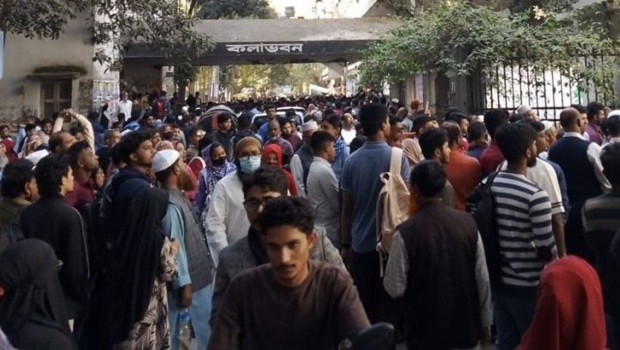 ভর্তি পরীক্ষার্থীরা কেন্দ্রে থেকে বের হচ্ছেন