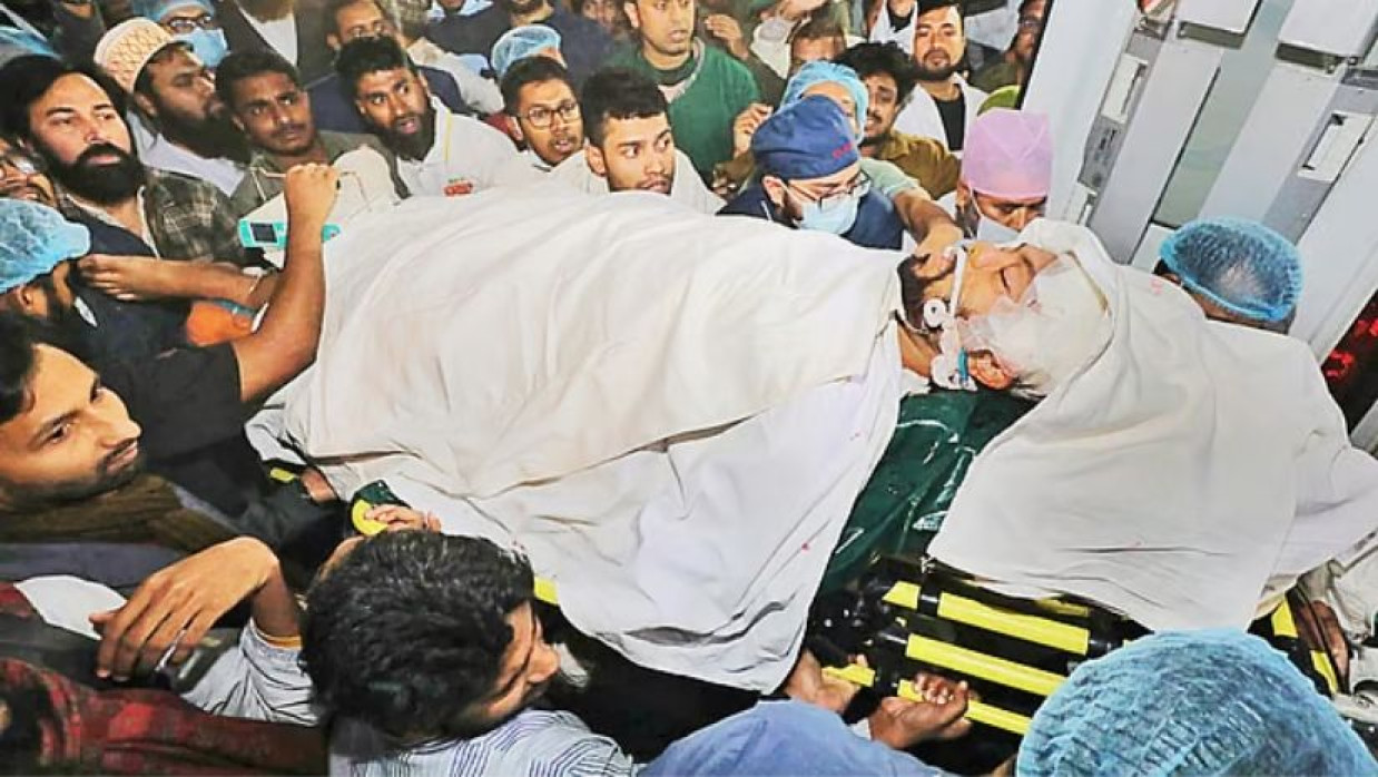 শরিফ ওসমান হাদিকে এভারকেয়ার হাসপাতালে নেওয়ার সময়