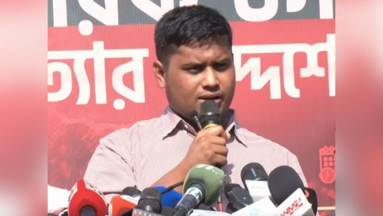 শাহবাগে বিক্ষুদ্ধ নাগরিক সমাবেশ ও গণ প্রতিরোধ সমাবেশে বক্তব্য দিচ্ছেন হাসনাত আব্দুল্লাহ