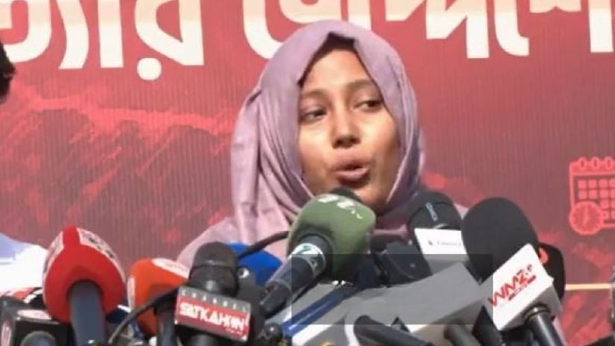 শাহবাগে বিক্ষুদ্ধ নাগরিক সমাবেশ ও গণ প্রতিরোধ সমাবেশে বক্তব্য দিচ্ছেন ফাতিমা তাসনিম জুমা