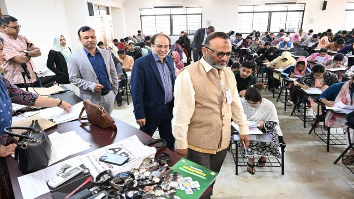 ঢাকা বিশ্ববিদ্যালয়ের উপাচার্য অধ্যাপক ড. নিয়াজ আহমদ খান ভর্তি পরীক্ষার কেন্দ্র পরিদর্শন করেন
