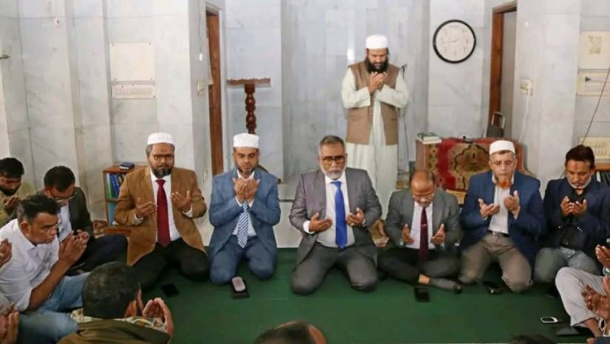 বিশ্ববিদ্যালয়ের কেন্দ্রীয় মসজিদে বাদ জোহর ওসমান হাদির সুস্থতা কামনায় দোয়া মাহফিলের আয়োজন করা হয়