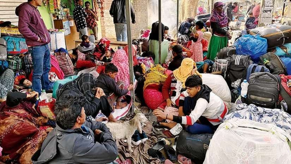 বাংলাদেশে ফিরতে ভারতের সীমান্তে ভিড়