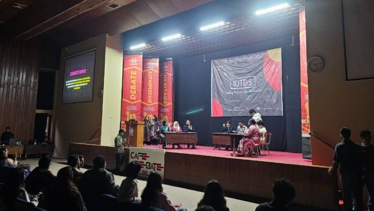 দ্যা ক্যাফে ডিবেট ২০২৫-এ ব্যাচ ২৪-এর নবীনরা অংশ নেন