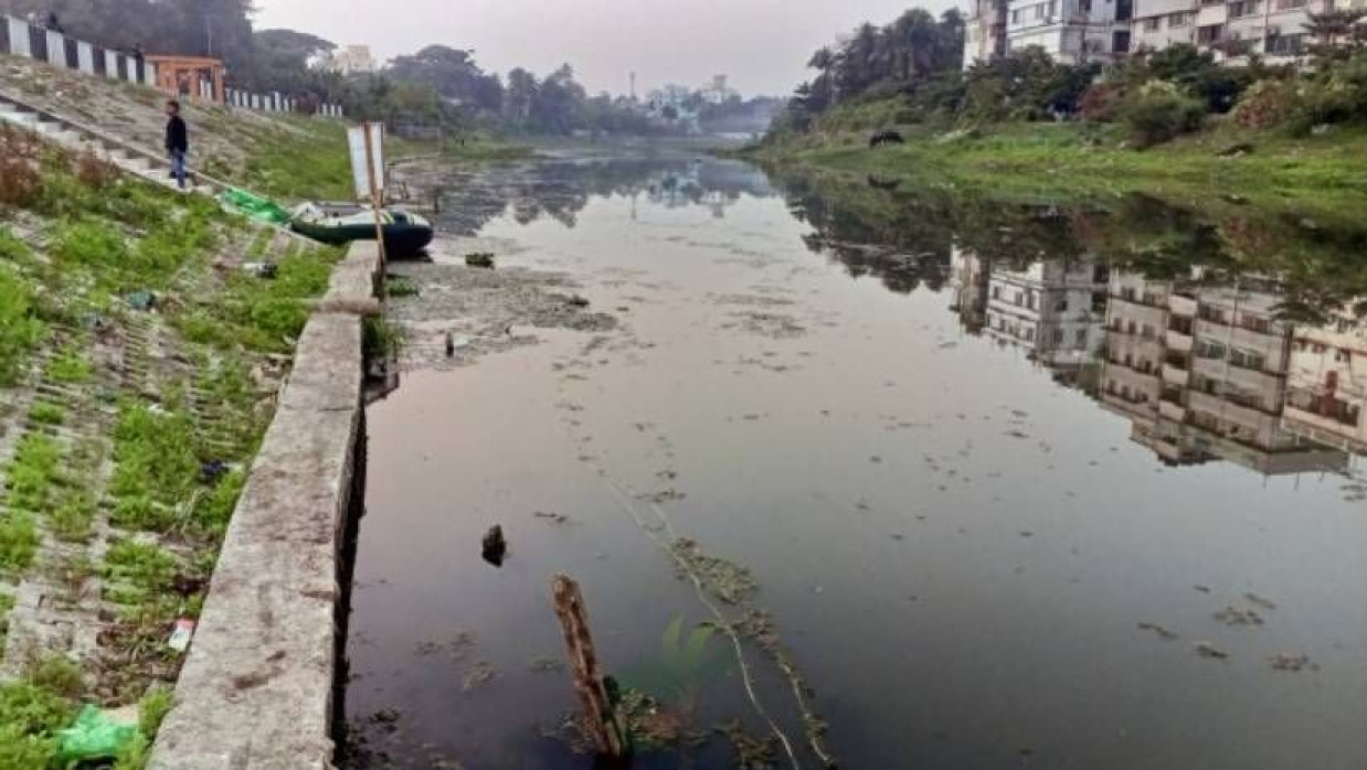 যশোরের বুড়িভৈরব নদের নাব্য ফেরাতে ২৭৯ কোটি টাকার মেগা প্রকল্প নেওয়া হলেও বাস্তবে নদীটি পরিণত হয়েছে সরু খালে