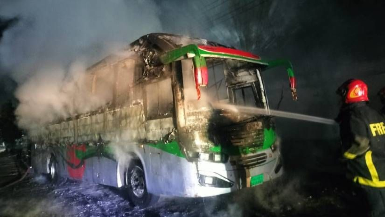 বাসের আগুন নিয়ন্ত্রণে কাজ করছেন ফায়ার সার্ভিসের সদস্য
