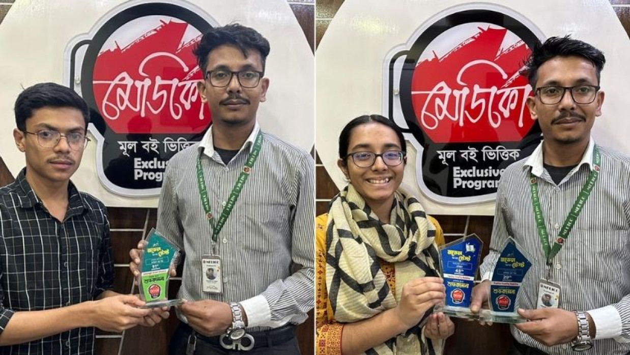 মেডিকো কোচিং থেকে সম্মাননা গ্রহণ করছেন প্রথম ও দ্বিতীয় স্থান অর্জন করা দুই শিক্ষার্থী